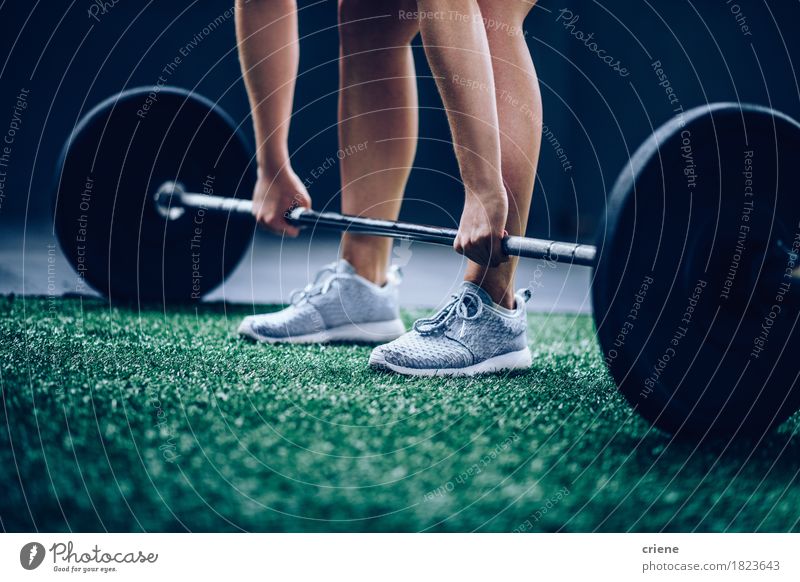 Geeignetes kaukasisches Mädchen, das schweren Barbell aufhebt Lifestyle Körper Freizeit & Hobby Sport Fitness Sport-Training Mensch Junge Frau Jugendliche