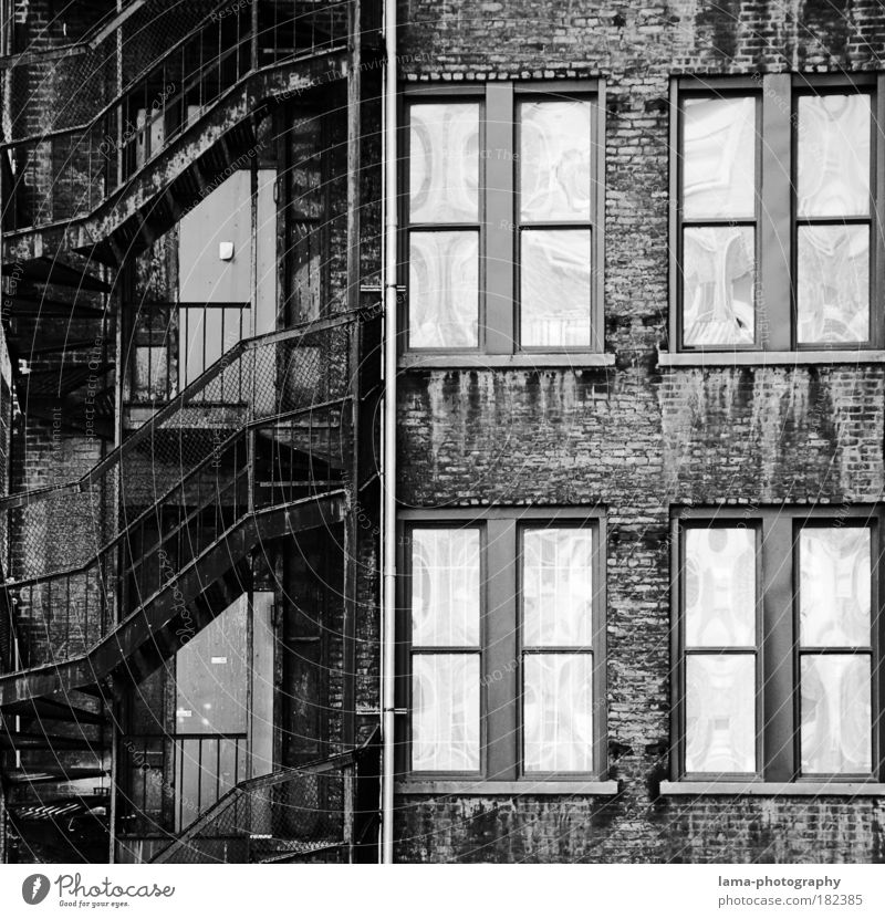 fire escape Schwarzweißfoto Detailaufnahme Strukturen & Formen Menschenleer Kontrast Reflexion & Spiegelung Zentralperspektive Totale New York City Amerika USA