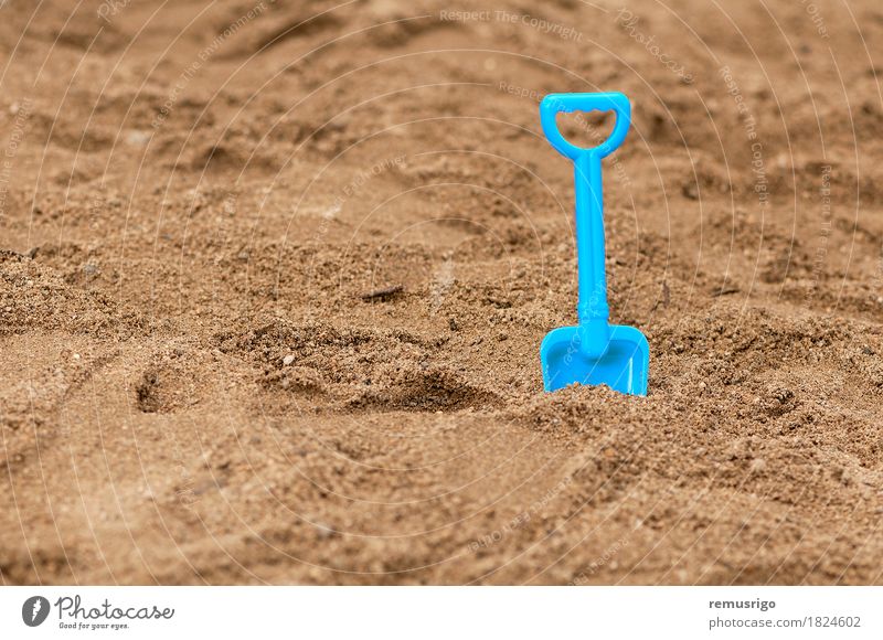 Sandpit-Schaufel im Sand Freude Spielen Ferien & Urlaub & Reisen Sommer Strand Meer Kindergarten Spielzeug Kunststoff dreckig blau Feiertag Sandgrube Sandkasten