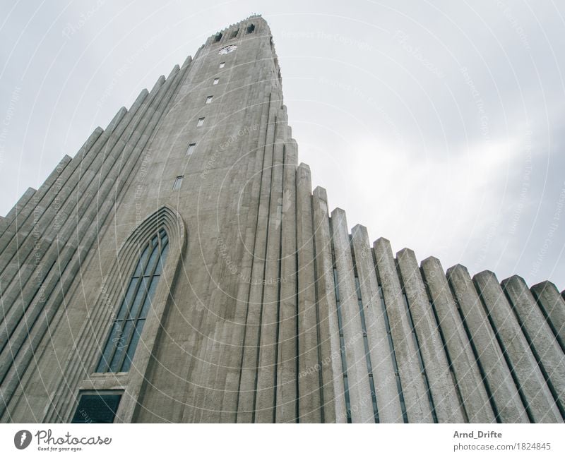 Hallgrímskirkja Ferien & Urlaub & Reisen Tourismus Sightseeing Städtereise Himmel Wolken schlechtes Wetter Reykjavík Island Stadt Hauptstadt Stadtzentrum Kirche