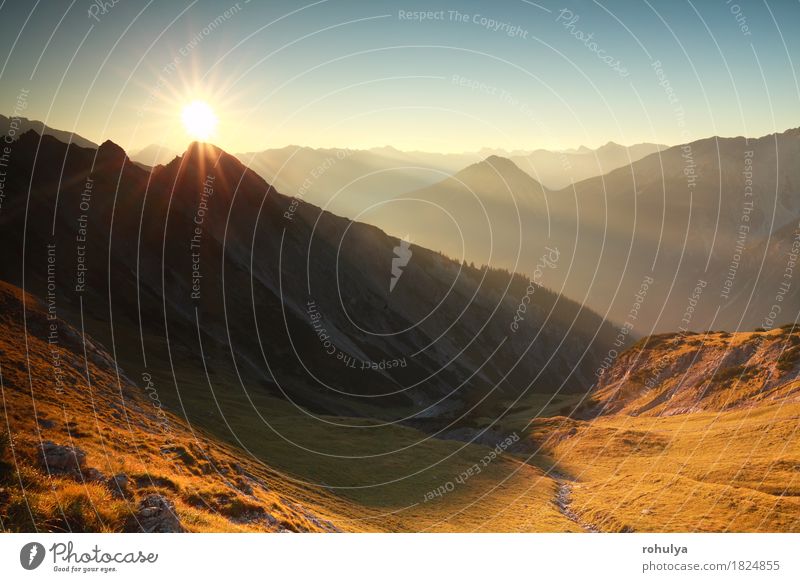 Goldherbstsonnenaufgang in den felsigen Alpen, Österreich Ferien & Urlaub & Reisen Sonne Berge u. Gebirge Natur Landschaft Himmel Herbst Wärme Wiese Felsen blau