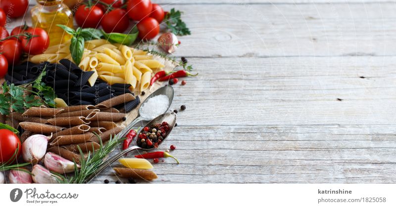 Penne Pasta mit Gemüse, Kräutern und Olivenöl Teigwaren Backwaren Kräuter & Gewürze Öl Vegetarische Ernährung Diät Italienische Küche Flasche Löffel Tisch Blatt