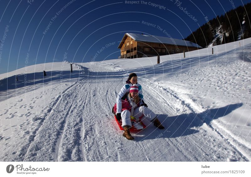 Rodelpartie Ferien & Urlaub & Reisen Tourismus Ausflug Winter Schnee Winterurlaub Sport Wintersport Natur Landschaft Berge u. Gebirge Straße Wege & Pfade kalt