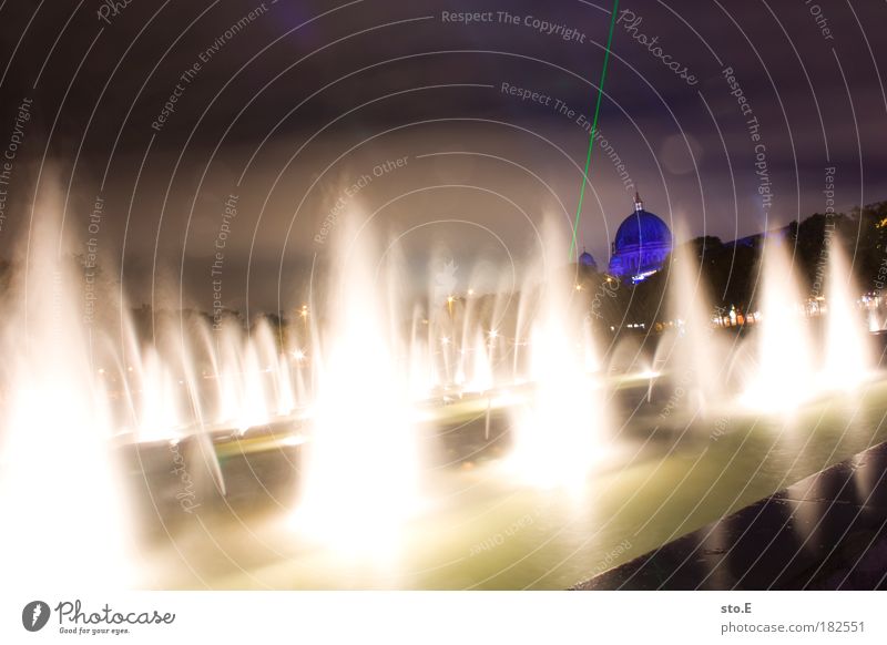 Marienbrunnen Farbfoto Außenaufnahme Menschenleer Textfreiraum oben Nacht Kunstlicht Licht Schatten Kontrast Reflexion & Spiegelung Lichterscheinung