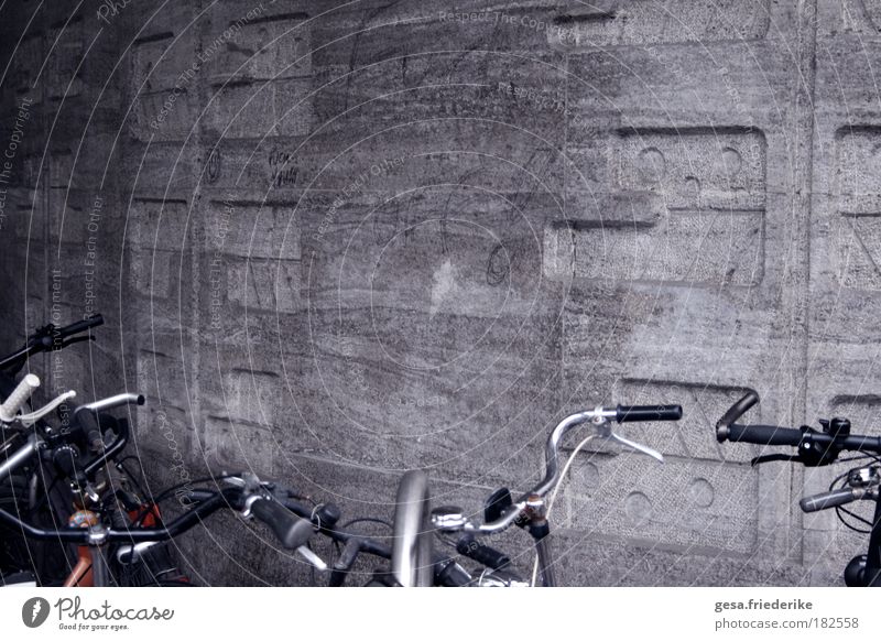 the negative Design Kunst Mauer Wand Fassade Stein Beton Gefühle Stimmung authentisch einzigartig Fahrrad Vandalismus Strukturen & Formen Gedeckte Farben