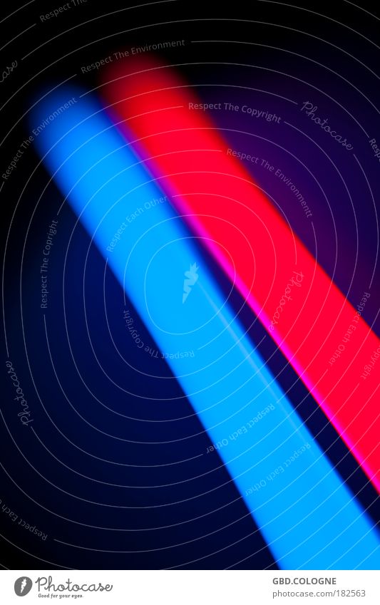 BlauRoteErleuchtung Farbfoto mehrfarbig Innenaufnahme Nahaufnahme Detailaufnahme Experiment abstrakt Menschenleer Textfreiraum links Leuchtstoffröhre leuchten