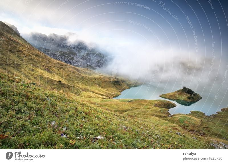 nebligen Morgen am alpinen See Schrecksee, Bayern, Deutschland Berge u. Gebirge wandern Natur Landschaft Himmel Herbst Nebel Gras Wiese Hügel Felsen Alpen Teich