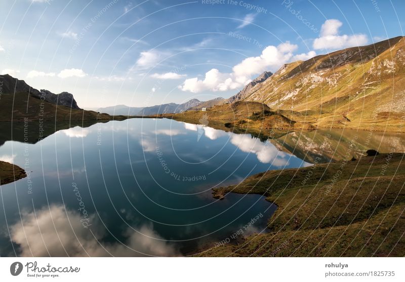 alpiner See mit reflektiertem blauem Himmel, Alpen, Deutschland Berge u. Gebirge Natur Landschaft Wolken Herbst Wiese Felsen Teich Stein Gelassenheit Symmetrie