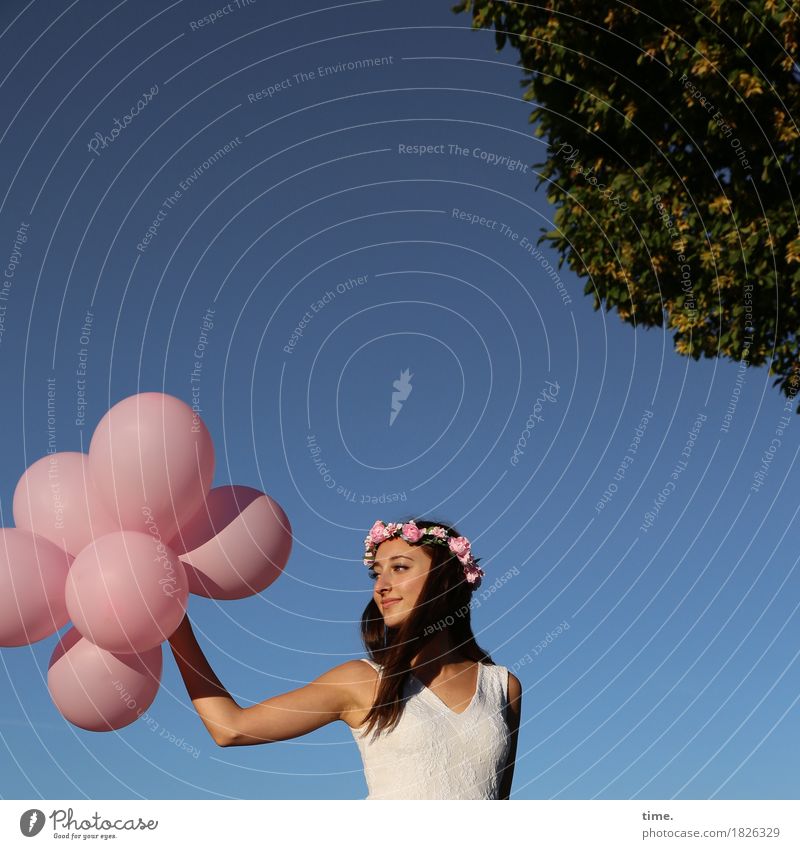 . feminin Frau Erwachsene 1 Mensch Himmel Schönes Wetter Baum Kleid Haarreif brünett langhaarig Luftballon beobachten Bewegung drehen Blick warten schön Glück