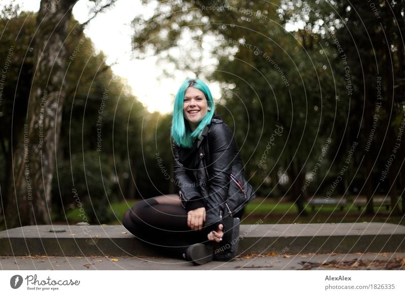 Freude schön Junge Frau Jugendliche Haare & Frisuren 18-30 Jahre Erwachsene Landschaft Schönes Wetter Baum Sträucher Park Lederjacke Strumpfhose langhaarig