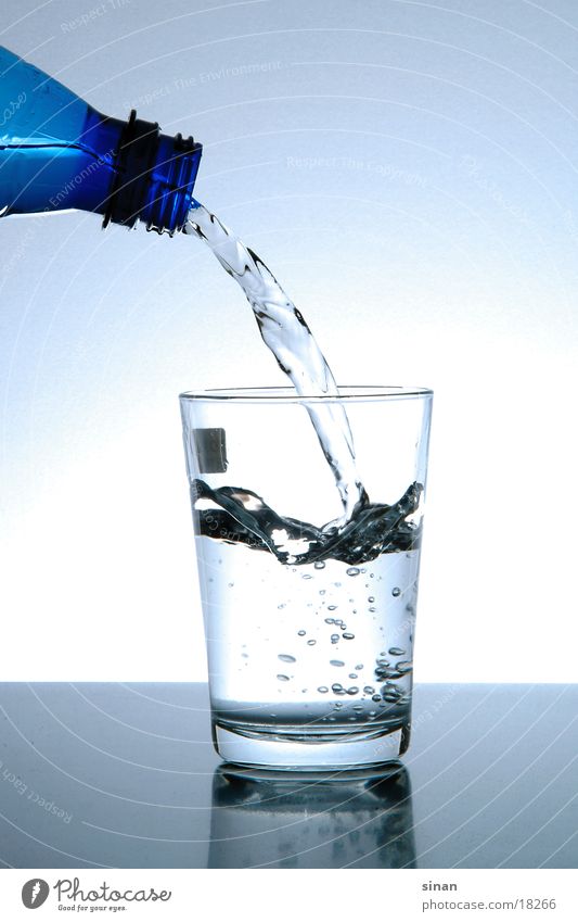 Durst entladen Licht lecker Luftblase Getränk Verlauf Schriftzeichen Alkohol Wasser Glas diffusor Flasche frieren Flüssigkeit blau hell schwarze platte