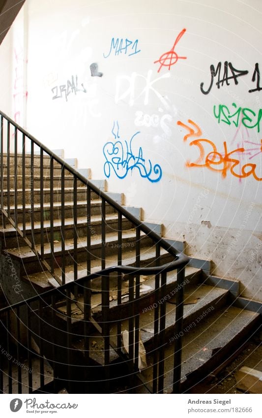 Treppenhaus Farbfoto Gedeckte Farben Menschenleer Tag Licht Schatten Kontrast Sonnenlicht Häusliches Leben Wohnung Renovieren Innenarchitektur Subkultur