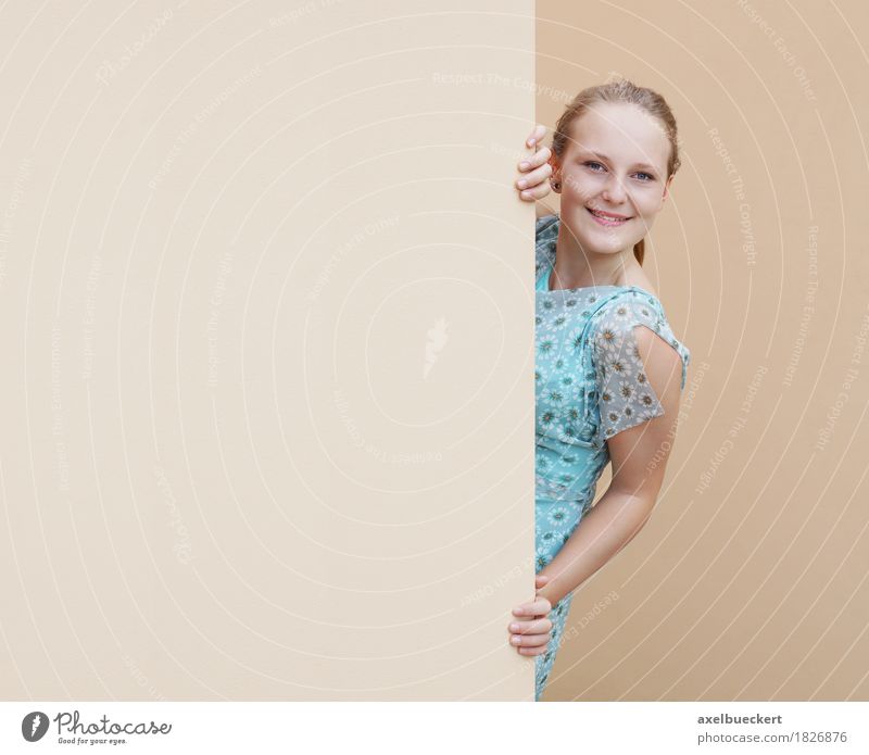 junge Frau, die um Ecke späht Lifestyle Freude Mensch feminin Mädchen Junge Frau Jugendliche Erwachsene 1 18-30 Jahre Mauer Wand Kleid blond Lächeln Werbung