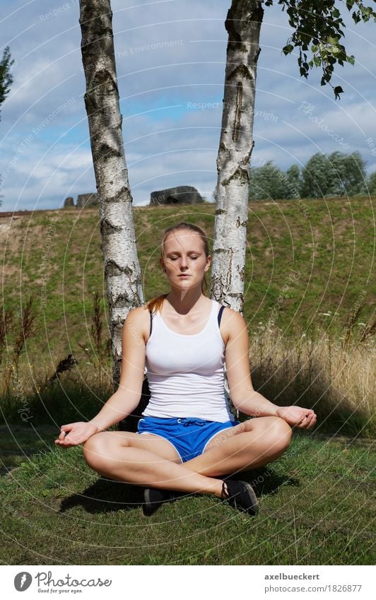junge Frau meditiert Lifestyle sportlich Fitness Wellness harmonisch Wohlgefühl Erholung Meditation Freizeit & Hobby Sommer Sport Sport-Training Yoga Mensch