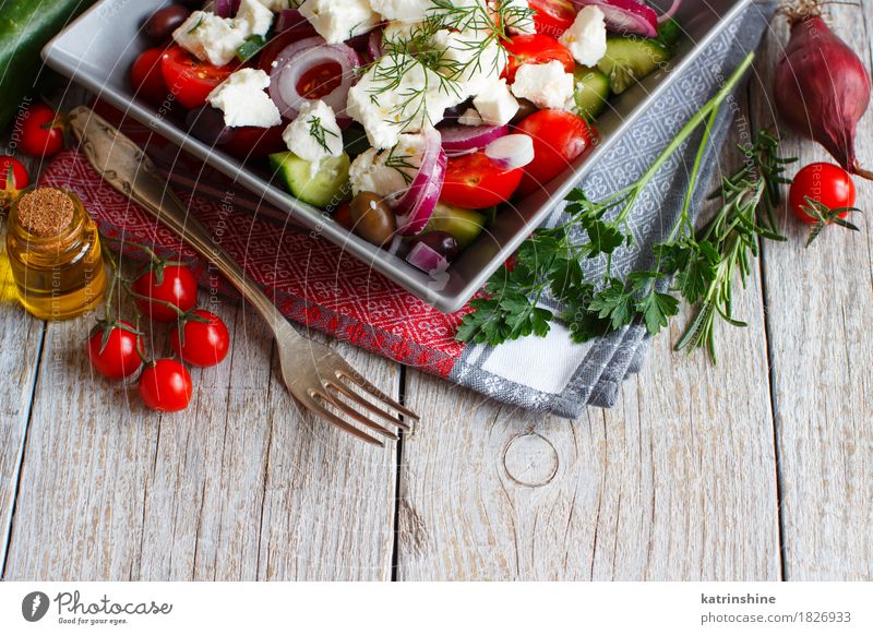 griechischer Salat Lebensmittel Käse Gemüse Essen Vegetarische Ernährung Teller Gabel Sommer frisch grün rot Griechischer Salat Tomate Cherrytomaten Schafskäse
