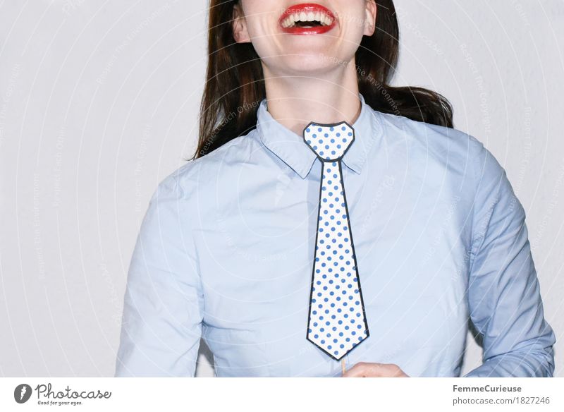 Krawatte_1827246 Lifestyle feminin Junge Frau Jugendliche Erwachsene Mensch 18-30 Jahre Business anziehen lustig Freude Hemd Hemdbluse Bluse hell-blau gepunktet