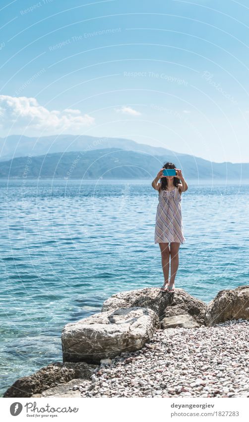 Frau, die Fotos mit Smartphone macht Lifestyle Freude Glück schön Ferien & Urlaub & Reisen Tourismus Sommer Strand Meer Telefon PDA Fotokamera