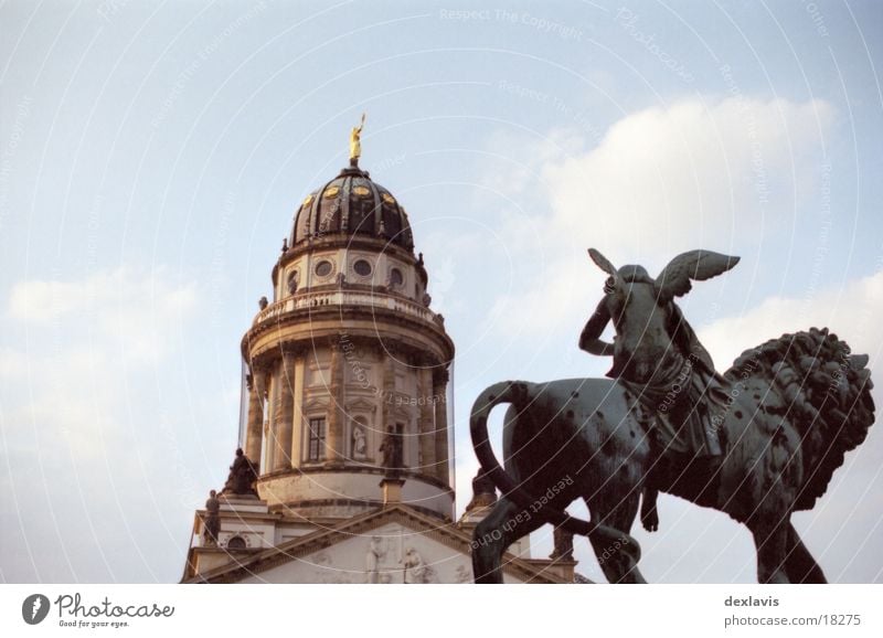 Gendarmenmarkt II Französische Kirche Skulptur Löwe Kuppeldach Blick Architektur Berlin Engel Dom Religion & Glaube