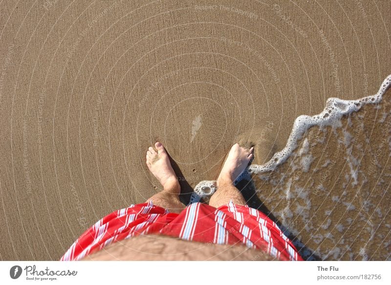 Füße im Sand mit Bauch Farbfoto Außenaufnahme Textfreiraum oben Tag Vogelperspektive Ferien & Urlaub & Reisen Tourismus Sommer Sommerurlaub Sonne Strand Meer