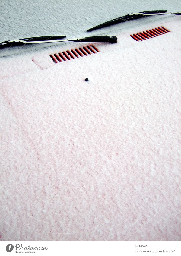 Textfreiraum mit Scheibenwischern PKW Winter Schnee Windschutzscheibe Motorhaube rot weiß grau Hochformat klare Sicht Eis kratzen Raureif kalt Glätte