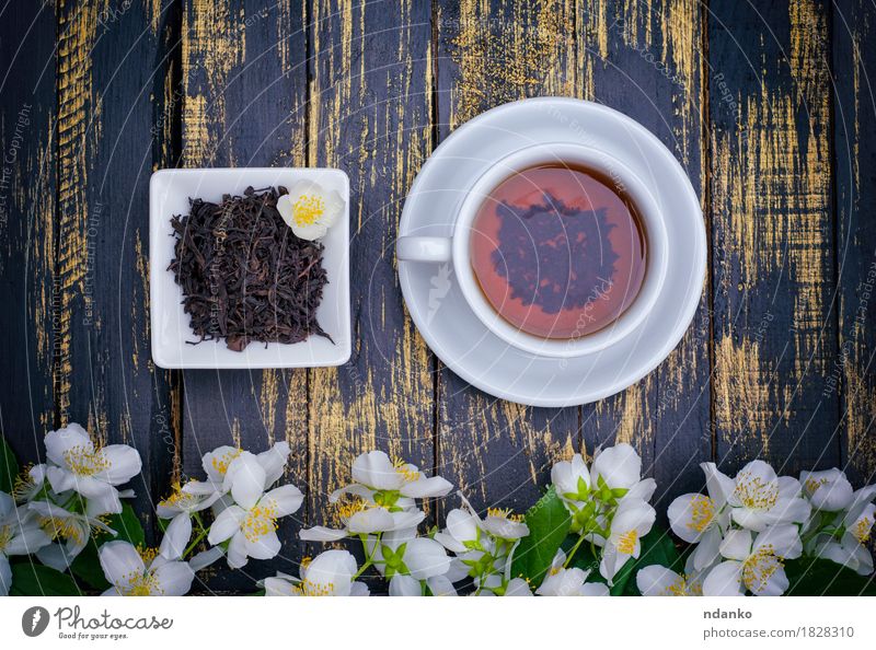 Teeschale und trockener Tee auf hölzerner Weinlesetabelle Kräuter & Gewürze Getränk trinken Heißgetränk Tisch Pflanze Blume Blatt Blüte Holz frisch heiß grün