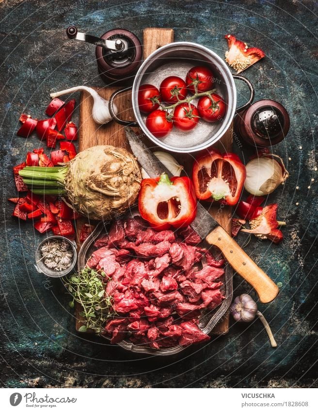Rindfleisch Gulasch mit Gemüse und Kochen Zutaten Lebensmittel Fleisch Kräuter & Gewürze Ernährung Mittagessen Abendessen Festessen Bioprodukte Geschirr Topf