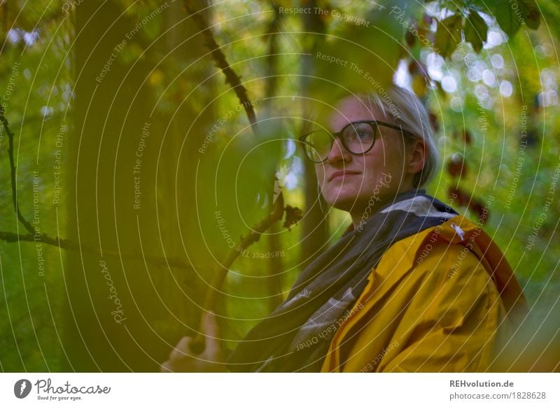 Jule | im Wald Freizeit & Hobby Ausflug Mensch feminin Junge Frau Jugendliche Erwachsene 1 18-30 Jahre Umwelt Natur Baum Jacke Regenjacke Brille blond