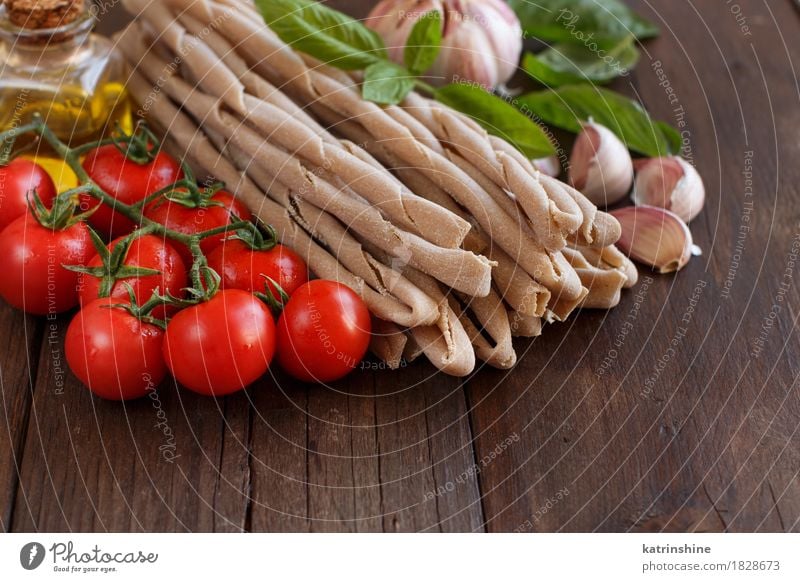 Vollkornnudeln, Gemüse, Kräuter und Olivenöl Teigwaren Backwaren Kräuter & Gewürze Vegetarische Ernährung Diät Italienische Küche Flasche Löffel Tisch Blatt