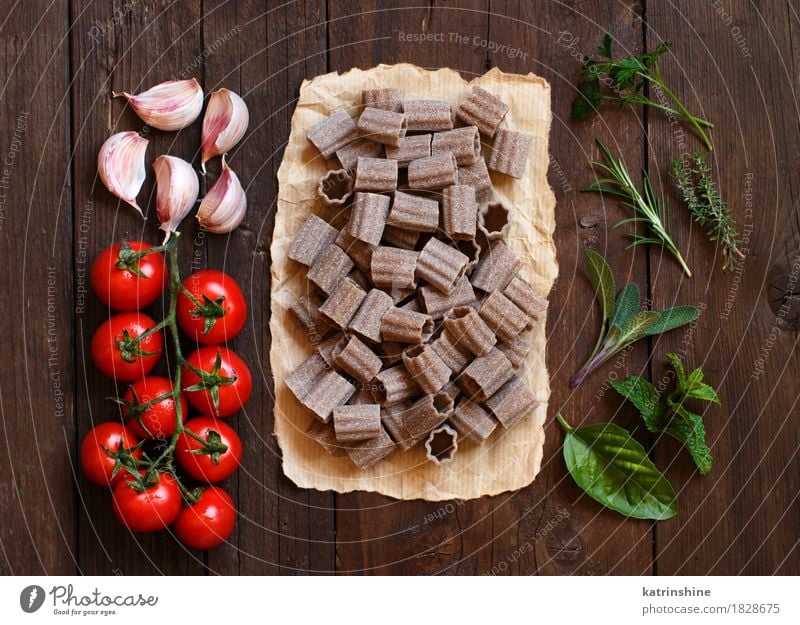 Vollkornnudeln, Gemüse und Kräuter Teigwaren Backwaren Kräuter & Gewürze Vegetarische Ernährung Diät Italienische Küche Tisch Blatt dunkel frisch braun grün rot
