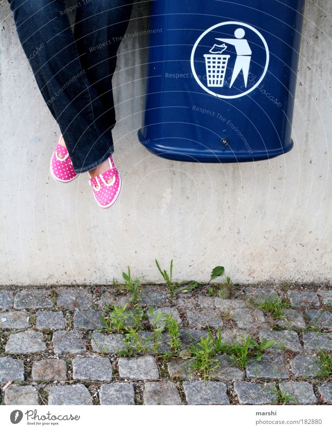 garbage Farbfoto Außenaufnahme Beine Fuß sitzen Müllbehälter rosa blau Gras Schotterweg Mauer sortieren Recycling Recyclingcontainer Kontrast Unkraut
