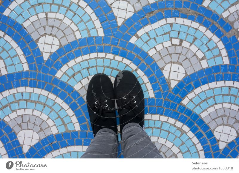 Wellen machen Schwimmen & Baden Mensch Beine Fuß 1 Wasser Schuhe Stein Zeichen Ornament Linie Streifen Kreativität Mosaik Farbfoto Außenaufnahme