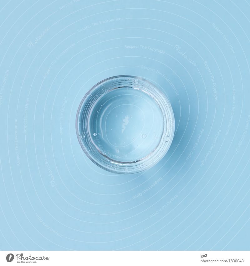 Wasser Getränk trinken Erfrischungsgetränk Trinkwasser Glas Gesundheit Gesunde Ernährung Wellness Leben ruhig Meditation ästhetisch lecker rund blau