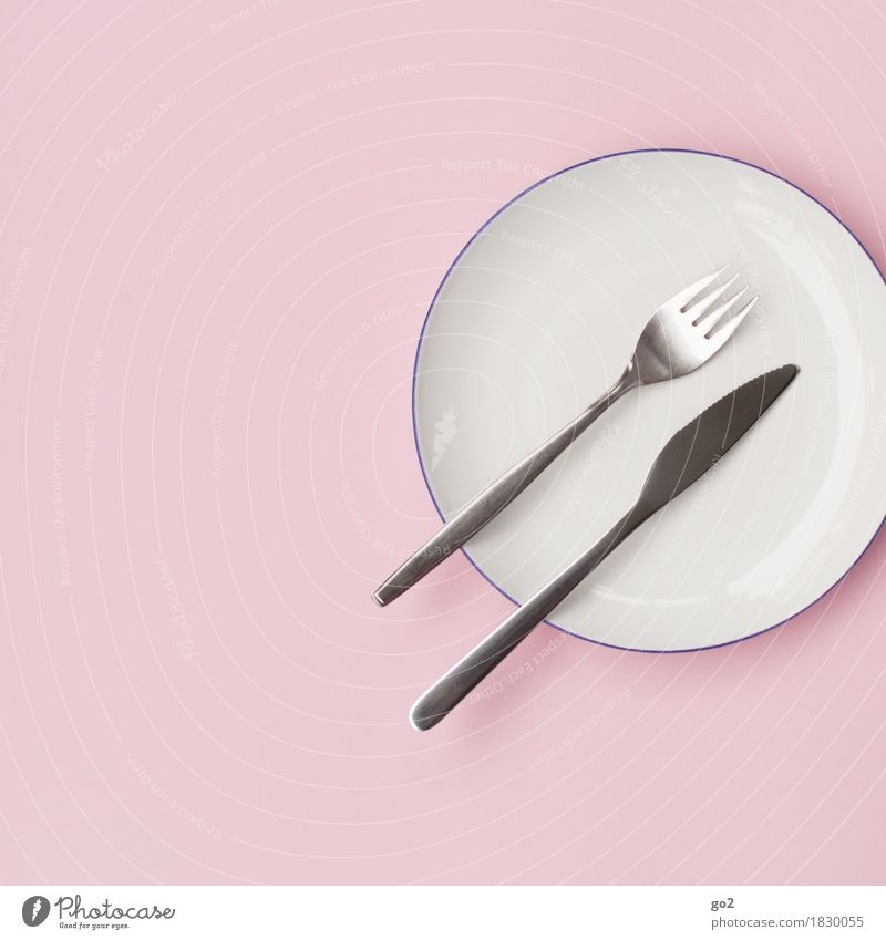 Teller, Gabel, Messer Ernährung Diät Fasten Geschirr Besteck ästhetisch rosa silber weiß sparsam Farbfoto Innenaufnahme Studioaufnahme Nahaufnahme Menschenleer