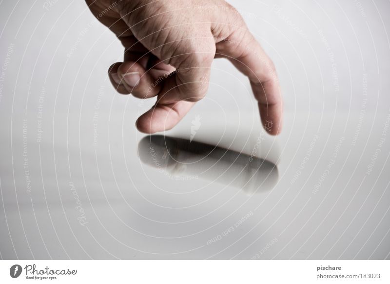 plan b(üro) Farbfoto Studioaufnahme Experiment Hintergrund neutral Kunstlicht Bewegungsunschärfe Freude Freizeit & Hobby Sport Skateboard Hand Finger drehen