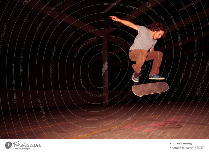 Kickflip Innenaufnahme Licht Schatten Kontrast Stil Freizeit & Hobby Sport extrem Extremsport Skateboard Skateboarding Junger Mann Jugendliche Erwachsene Leben