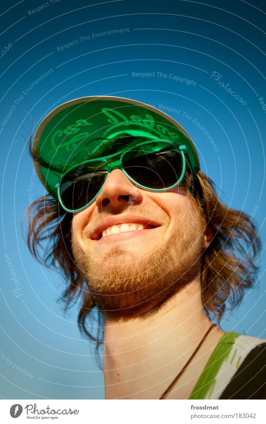 grünschnabel Farbfoto mehrfarbig Textfreiraum oben Textfreiraum unten Tag Licht Sonnenlicht Weitwinkel Porträt Blick nach vorn Mensch maskulin Junger Mann