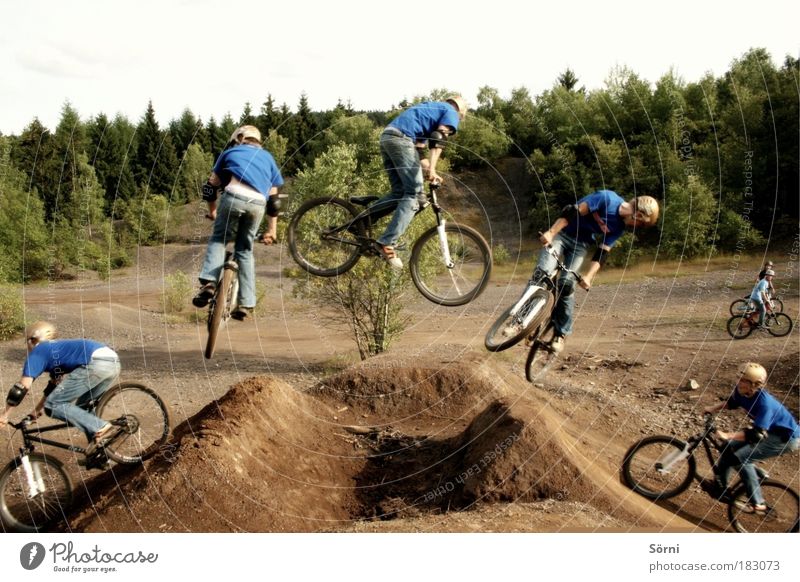 360 grad Drehung Farbfoto Außenaufnahme Experiment Textfreiraum oben Zentralperspektive Profil Wegsehen Stil Fahrrad Mountainbike Stunt Trick Sport Sportler Fan