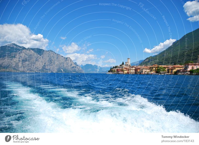 Lago di Garda Ferien & Urlaub & Reisen Tourismus Kreuzfahrt Sommerurlaub Wellen Berge u. Gebirge Schifffahrt Natur Wasser Wolken Schönes Wetter Alpen Seeufer