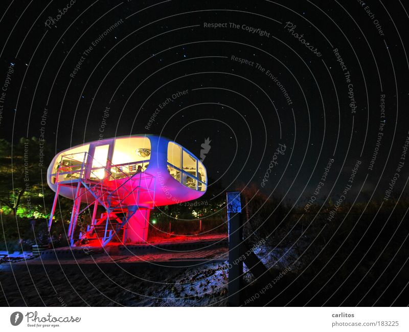Rettungsstation Farbfoto Außenaufnahme Experiment Textfreiraum rechts Nacht Lichterscheinung Langzeitbelichtung Starke Tiefenschärfe Weitwinkel Nachthimmel