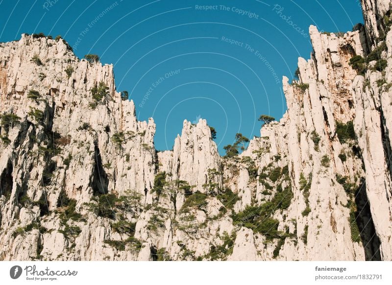 Felsformation Umwelt Natur bedrohlich Calanque d'en Vau Cassis Kalkstein Felswand Felsen Gesteinsformationen Mittelmeer Zacken mediterran hell-blau grau