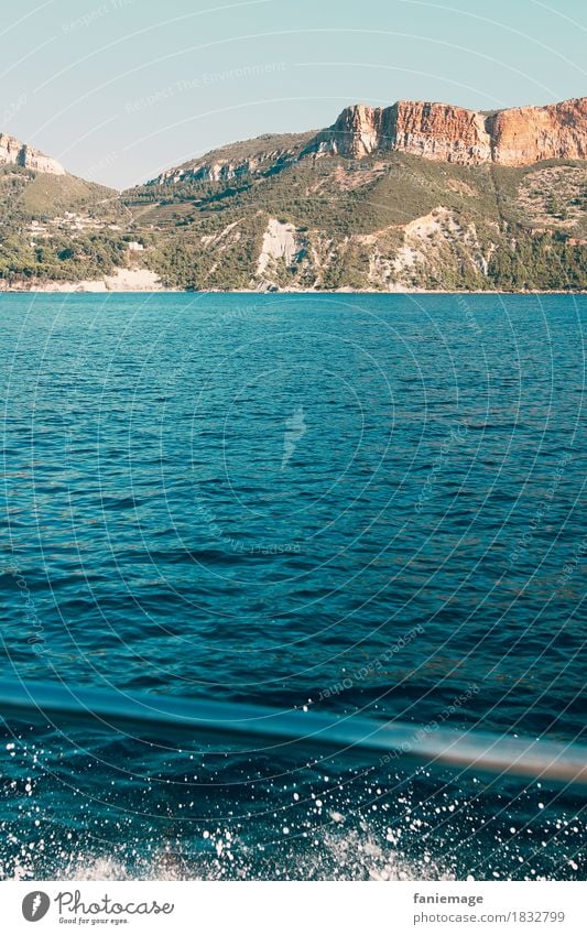 Bootsfahrt durch die Calanques Umwelt Natur Schönes Wetter Lebensfreude Cassis Calanque d'en Vau Mittelmeer mediterran Cap Canaille Meer Reling spritzen