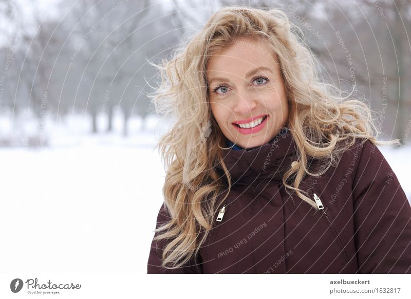 blonde Frau in Winterlandschaft Lifestyle Freude Glück Freizeit & Hobby Mensch feminin Erwachsene 1 30-45 Jahre Natur Landschaft Wetter Eis Frost Schnee Park