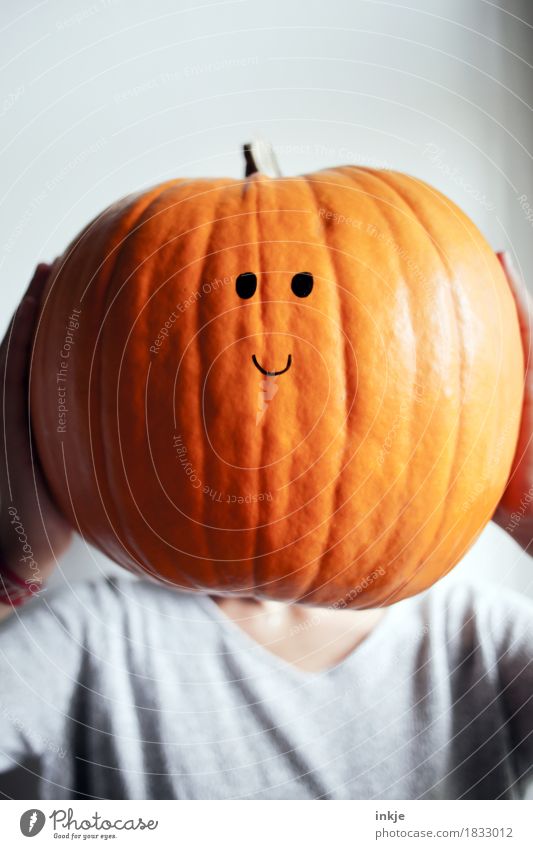 Dickkopf Freundlichkeit Lächeln Smiley groß orange festhalten Gesicht Kürbis Kürbiszeit Halloween niedlich Knopfauge hochhalten lustig