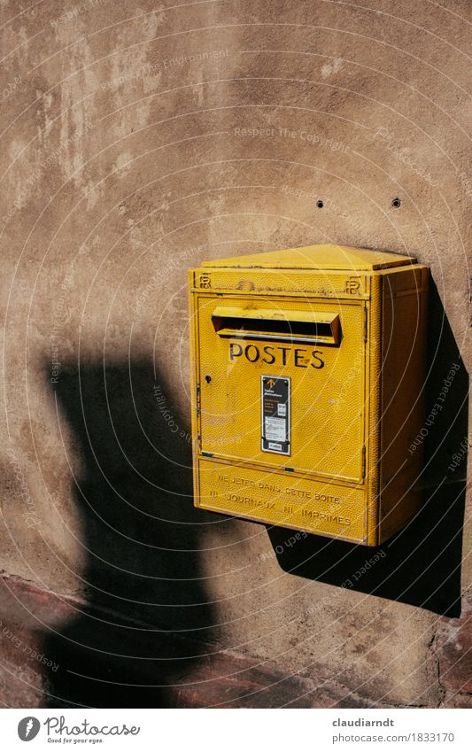 Schreib mal wieder... Frankreich Dorf Mauer Wand alt gelb Kommunizieren Briefkasten Post schreiben Französisch Elsass Brieffreundschaft Farbfoto Außenaufnahme