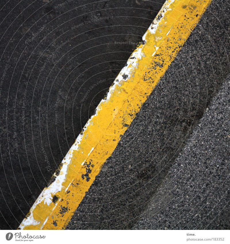 Lebenslinien #09 Treppe Beton gelb grau schwarz Farbe Treppenabsatz Bodenbelag Straßenbelag gestrichen Asphalt diagonal Außenaufnahme Teer Textfreiraum
