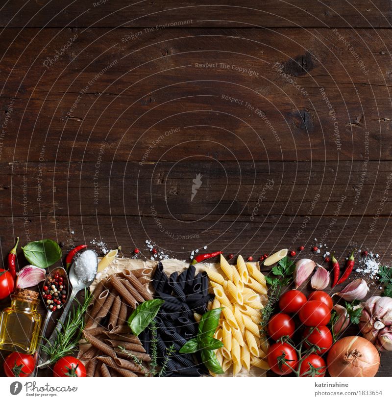 Penne Pasta mit Gemüse, Kräutern und Olivenöl Lebensmittel Teigwaren Backwaren Kräuter & Gewürze Öl Ernährung Vegetarische Ernährung Diät Italienische Küche
