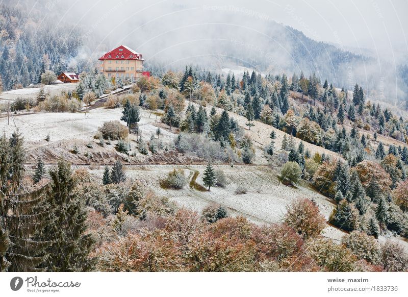 Erster Schnee im Herbst. Schneefälle in Bergen. Schnee und Nebel Ferien & Urlaub & Reisen Tourismus Ausflug Ferne Freiheit Camping Winter Berge u. Gebirge