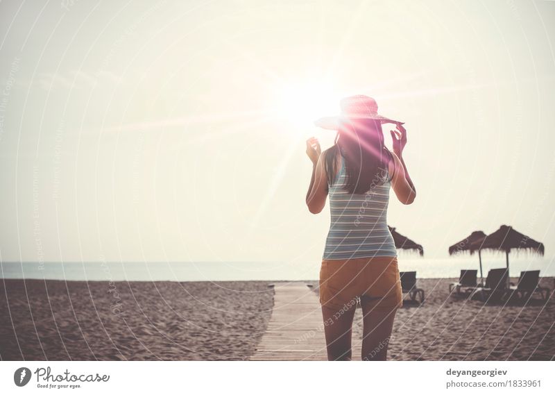 Frau mit Hut auf hölzerner Spur auf dem Strand morgens Lifestyle Glück schön Erholung Freizeit & Hobby Ferien & Urlaub & Reisen Sommer Sonne Meer Mensch Mädchen