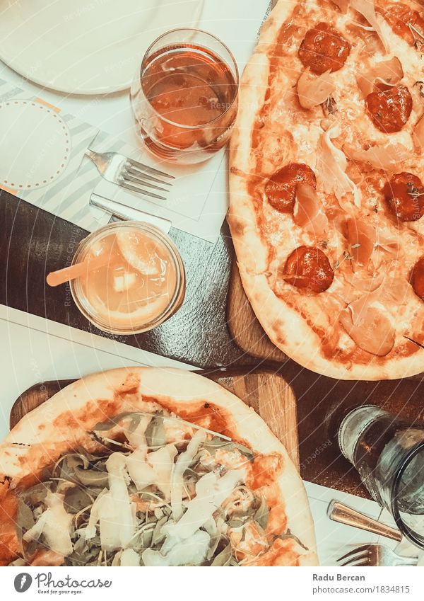 Pizza-und Limonaden-Saft auf Tabelle Lebensmittel Orange Ernährung Essen Mittagessen Abendessen Fastfood Italienische Küche Getränk trinken Erfrischungsgetränk