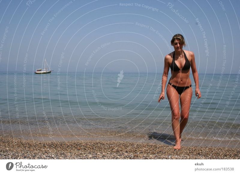 Korfu Sea II Farbfoto Außenaufnahme Tag Ganzkörperaufnahme Blick nach vorn Mensch feminin Junge Frau Jugendliche Körper Haut 1 18-30 Jahre Erwachsene Strand